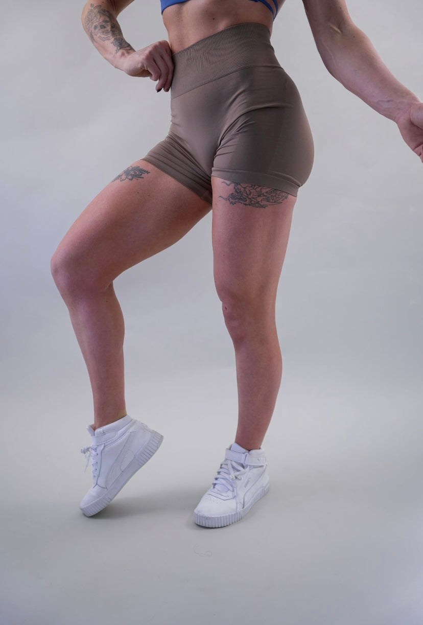 DELUXE SEAMLESS SHORT - TOASTED ALMOND