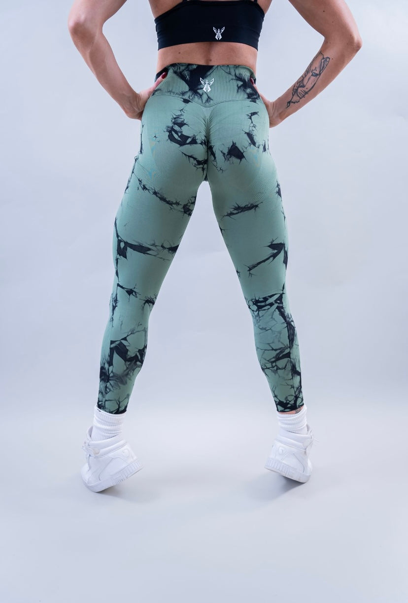 EVOLVE CROSSOVER SCRUNCH LEGGINGS - AMAZON TIE DYE