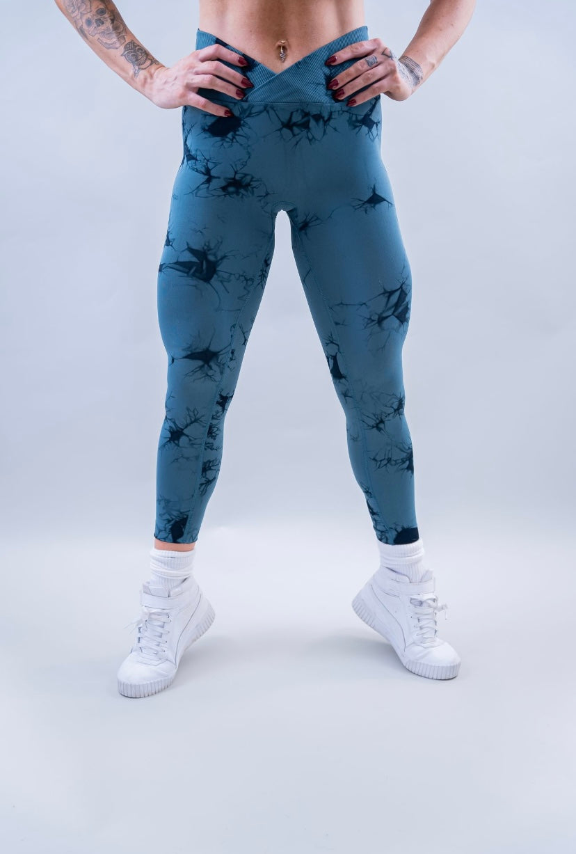 EVOLVE CROSSOVER SCRUNCH LEGGINGS - OCEAN TIE DYE