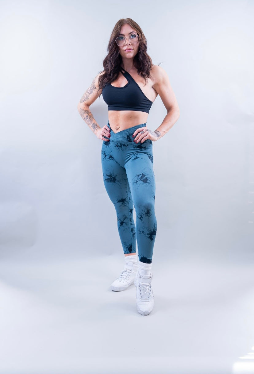 EVOLVE CROSSOVER SCRUNCH LEGGINGS - OCEAN TIE DYE