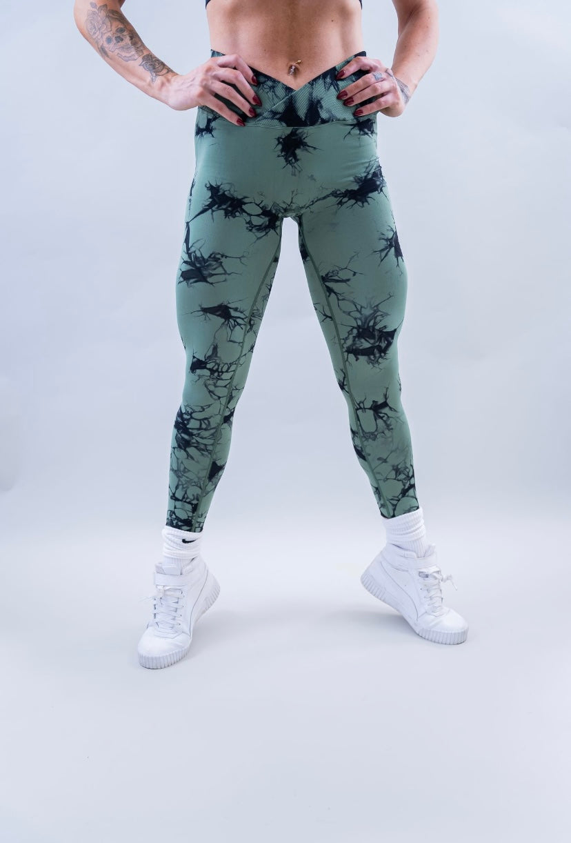 EVOLVE CROSSOVER SCRUNCH LEGGINGS - AMAZON TIE DYE