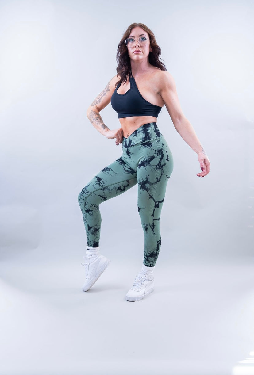 EVOLVE CROSSOVER SCRUNCH LEGGINGS - AMAZON TIE DYE