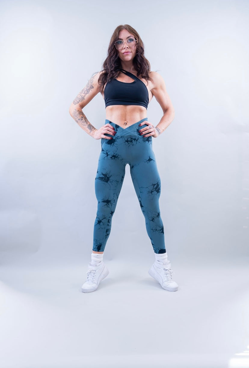 EVOLVE CROSSOVER SCRUNCH LEGGINGS - OCEAN TIE DYE