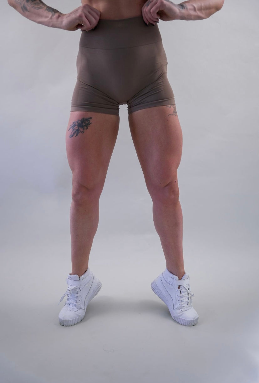 DELUXE SEAMLESS SHORT - TOASTED ALMOND