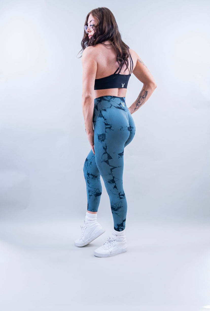 EVOLVE CROSSOVER SCRUNCH LEGGINGS - OCEAN TIE DYE