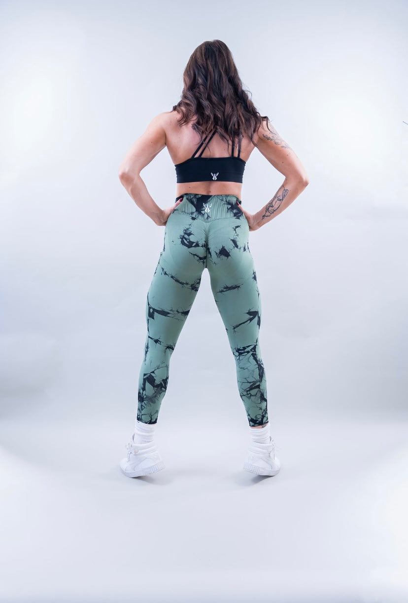EVOLVE CROSSOVER SCRUNCH LEGGINGS - AMAZON TIE DYE