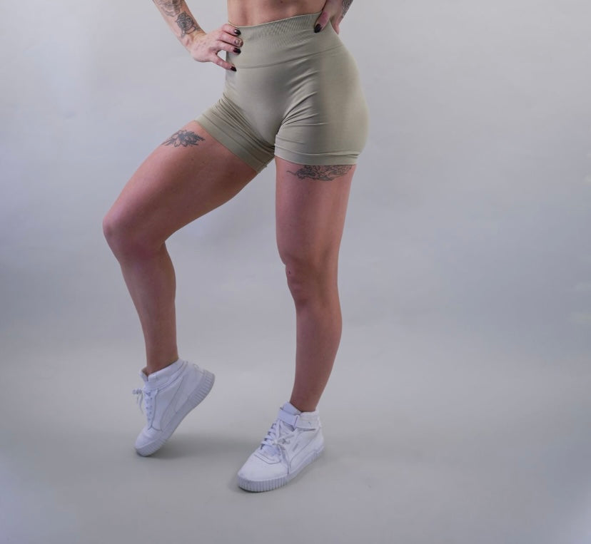 DELUXE SEAMLESS SHORT - BEIGE